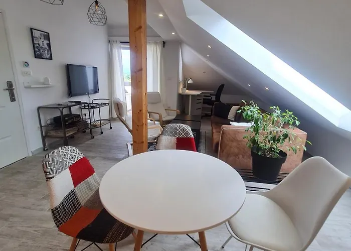 Charming Quite Apartment, Blizu Centra