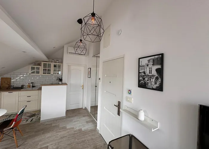 Charming Quite Apartment, Blizu Centra *